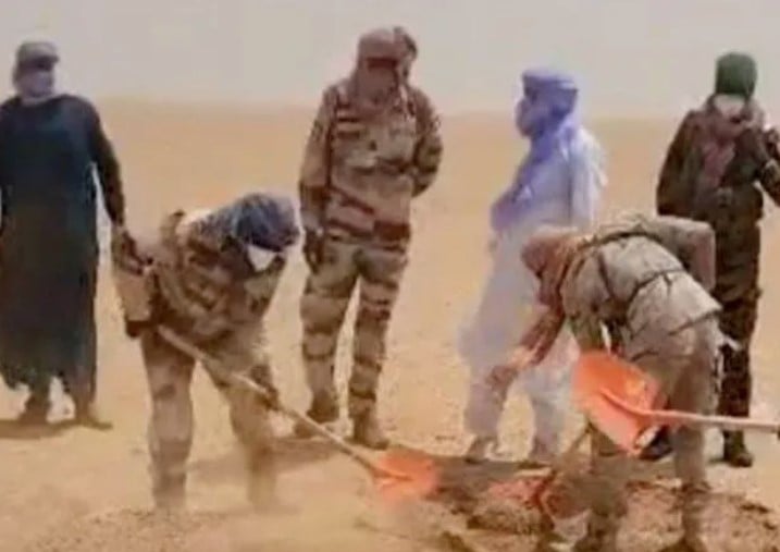 সাহারা মরুভূমিতে ট্রাক বিকল, তৃষ্ণায় প্রাণ গেল ৪৯ জনের