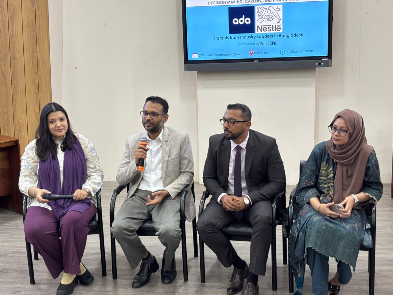 ইস্ট ওয়েস্ট ইউনিভার্সিটিতে ‘শিল্পখাতে কৃত্রিম বুদ্ধিমত্তার ব্যবহার’ বিষয়ক প্যানেল আলোচনা