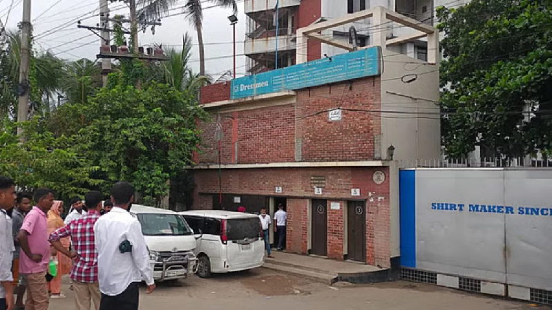 পোশাক কারখানায় পানি খেয়ে অসুস্থ শতাধিক শ্রমিক