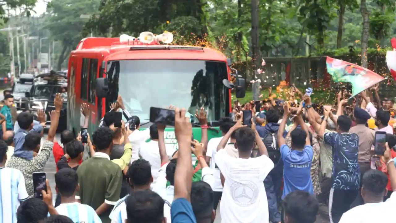 প্রধানমন্ত্রীকে দেখতে সিলেট-মৌলভীবাজারের সড়কে জনতার ঢল