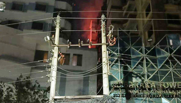 কাঁটাবনের আল বারাকা টাওয়ারে আগুন, ধোঁয়ায় শ্বাসরোধে নিহত ২