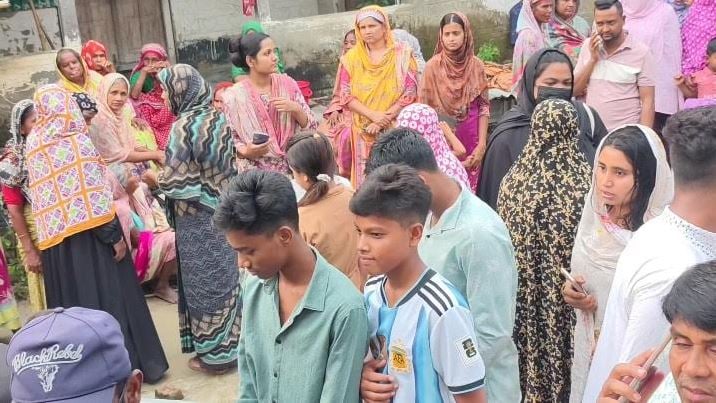 বজ্রপাতে বাবা-মেয়ের মৃত্যু, মারা গেল দু’টি গরুও