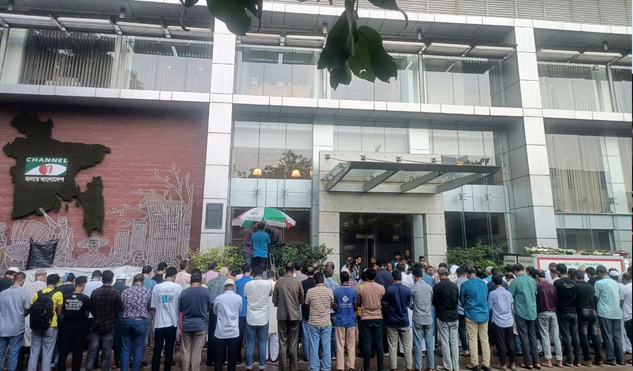 চ্যানেল আইয়ে শেষ জানাজা, বনানীর পথে মুস্তাফা মনোয়ার