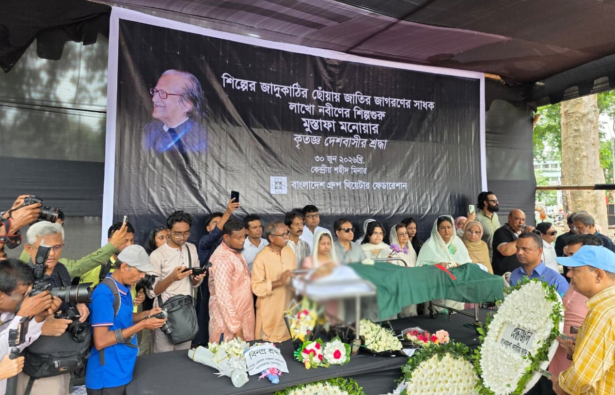 শহীদ মিনারে শেষ শ্রদ্ধায় সিক্ত শিল্পগুরু মুস্তাফা মনোয়ার