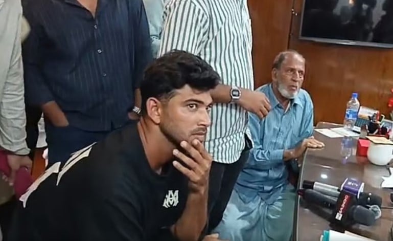 ‘চোখ নামিয়ে’ কথা বলার অর্থ কী?