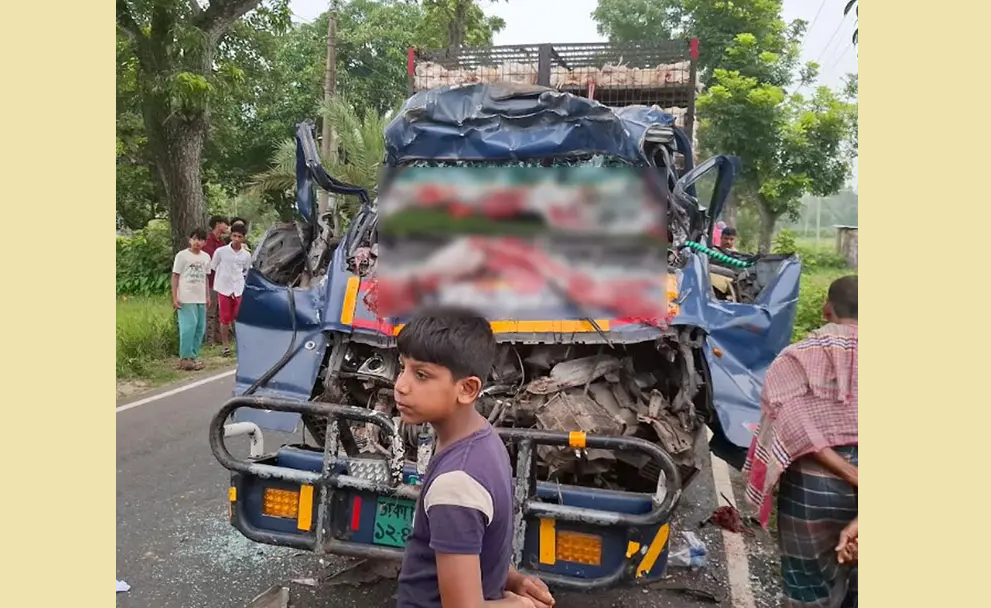টাঙ্গাইলে দাঁড়িয়ে থাকা ট্রাকে পিকআপের ধাক্কায় ৪ 