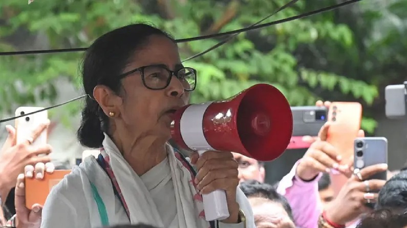 মমতা ব্যানার্জীর বিরুদ্ধে দেশদ্রোহিতার মামলা