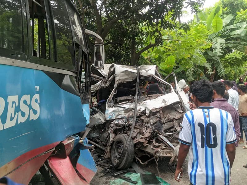 পাবনায় লাশবাহী অ্যাম্বুলেন্স ও বাসের মুখোমুখি সংঘর্ষে নিহত ৩