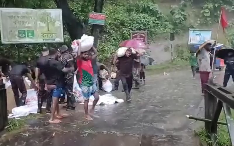 বন্যা-পাহাড়ধসে দুর্যোগ মোকাবিলায় বিজিবি মোতায়েন | চ্যানেল আই অনলাইন বন্যা-পাহাড়ধসে দুর্যোগ মোকাবিলায় বিজিবি মোতায়েন | চ্যানেল আই অনলাইন