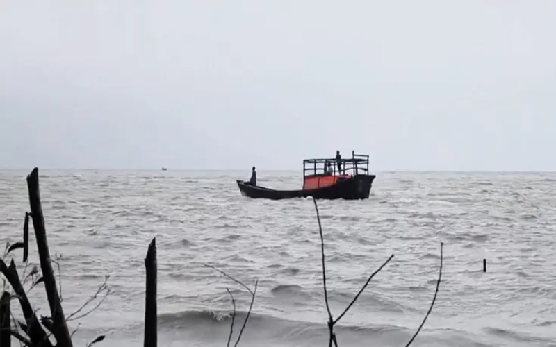 বঙ্গোপসাগরে ট্রলারডুবি: ১৬ জেলে উদ্ধার