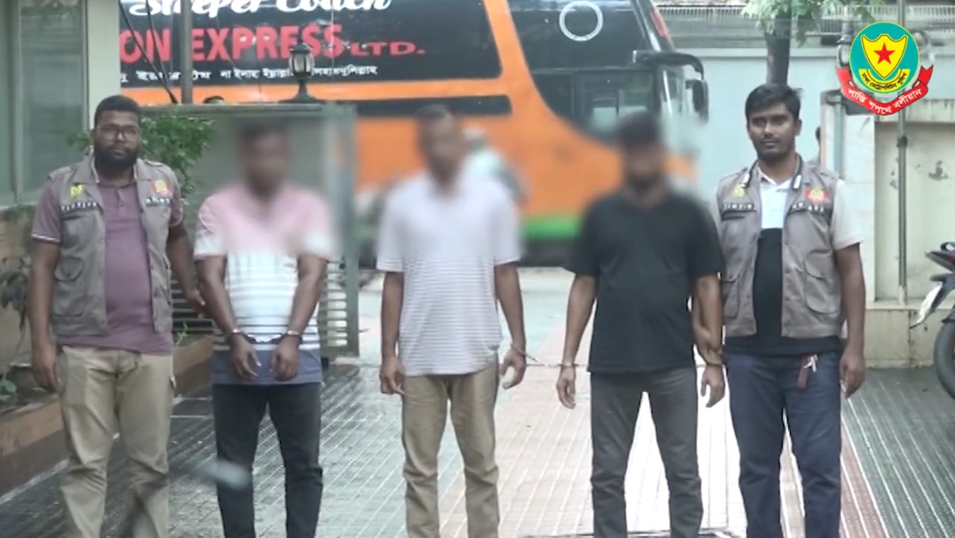 ডিবির পৃথক অভিযানে অস্ত্র-ইয়াবাসহ গ্রেপ্তার ৭