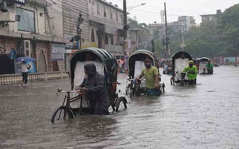 ভারী বৃষ্টিতে ঢাকা-চট্টগ্রামে জলাবদ্ধতার শঙ্কা, পাহাড় ধসের সতর্কবার্তা