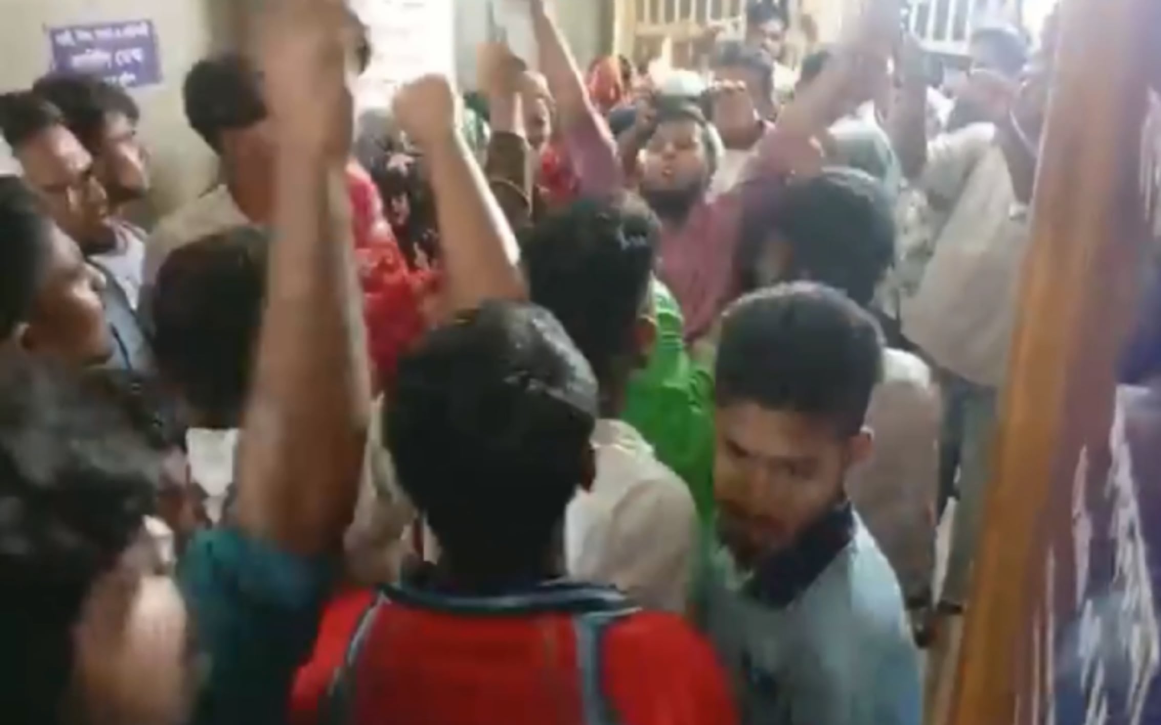 কৃষক অপহরণের অভিযোগে এনসিপি নেতা আটক, থানার সামনে বিক্ষোভ | চ্যানেল আই অনলাইন কৃষক অপহরণের অভিযোগে এনসিপি নেতা আটক, থানার সামনে বিক্ষোভ | চ্যানেল আই অনলাইন