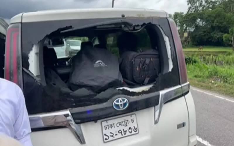 গোলাপগঞ্জে এনসিপি নেতাদের গাড়িতে ইটপাটকেল নিক্ষেপ