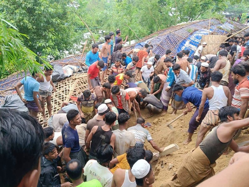 উখিয়ার রোহিঙ্গা ক্যাম্পে মাদ্রাসার ওপর পাহাড়ধস, নিহতের সংখ্যা বাড়ছে | চ্যানেল আই অনলাইন