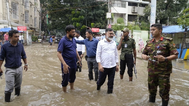 ভারী বৃষ্টিতে রাজধানীর বিভিন্ন এলাকায় জলাবদ্ধতা