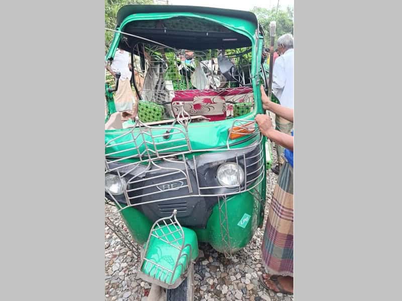 কাভার্ডভ্যানের ধাক্কায় অটোরিকশা যাত্রী নিহত