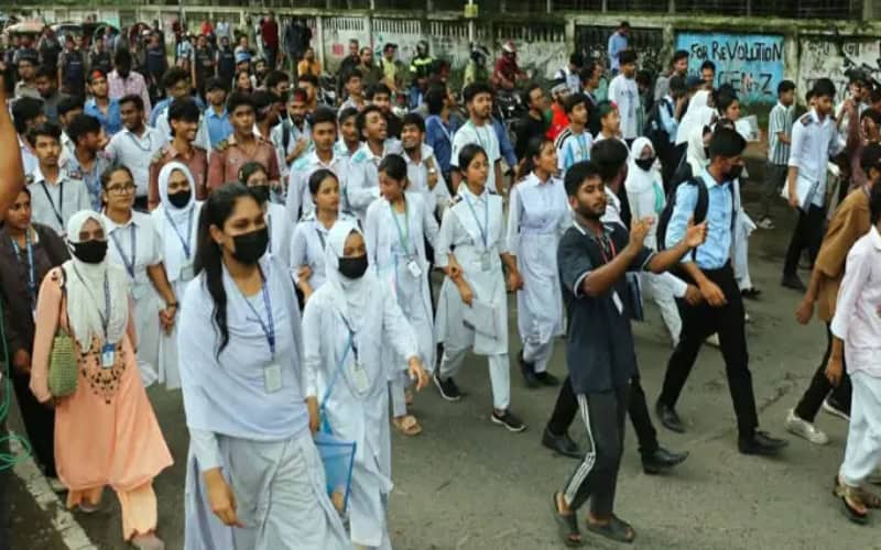 তিন দফা দাবিতে সচিবালয়ের পথে শিক্ষার্থীরা