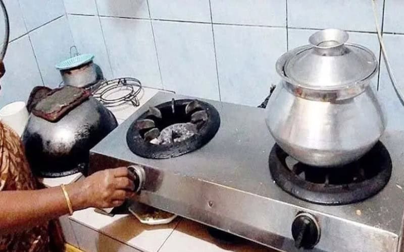 তীব্র গ্যাস সংকটে ভোগান্তিতে গ্রাহকরা