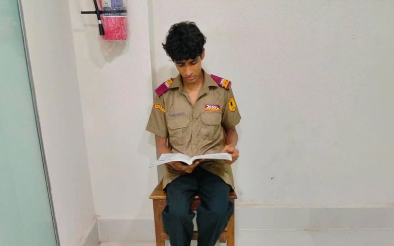 বাবাকে হারিয়েও থামেনি পথচলা, রাতে চাকরি করে সকালে এইচএসসি পরীক্ষা