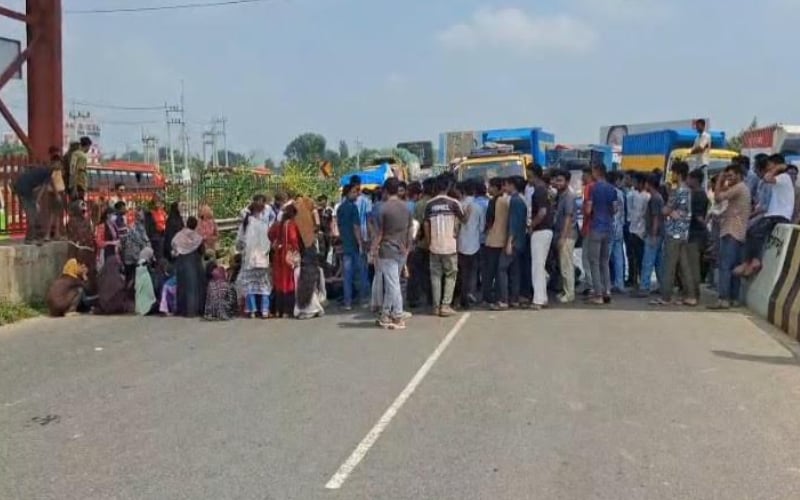 শিক্ষামন্ত্রীর পদত্যাগের দাবিতে ঢাকা-টাঙ্গাইল মহাসড়ক অবরোধ