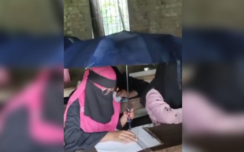 এক হাতে কলম অন্য হাতে ছাতা, বৃষ্টিতে পরীক্ষার হলে শিক্ষার্থীরা