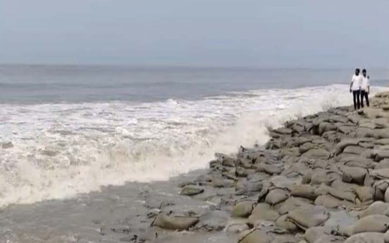 পটুয়াখালীতে মুষলধারে বৃষ্টি: সমুদ্রবন্দরে ৩ নম্বর সতর্ক সংকেত