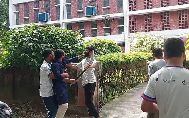 আম্মারসহ শিবির নেতাকর্মীর হাতে মারধরের শিকার আহত দুই শিক্ষার্থী গ্রেপ্তার