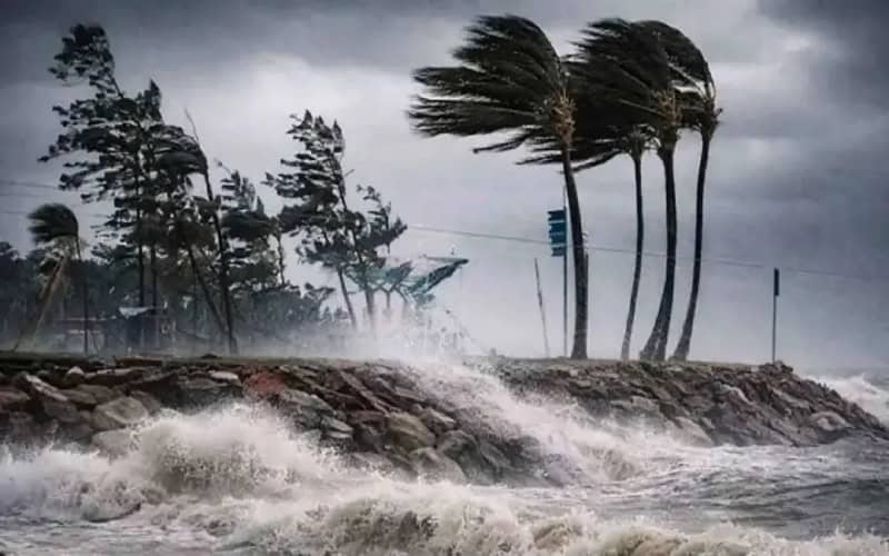 ঢাকাসহ বিভিন্ন অঞ্চলে ঝড়-বৃষ্টির আশঙ্কা, নদীবন্দরে সতর্কসংকেত