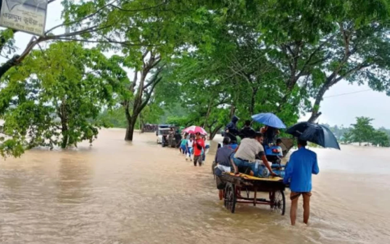 পানির নিচে সড়ক, সাজেকে আটকা প্রায় ৪০০ পর্যটক