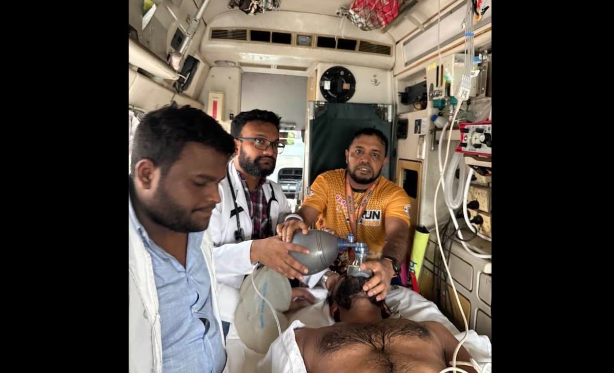 মিনি ম্যারাথনে অসুস্থ রানার সুব্রত কুমার, পাশে ‘প্রকৃতি ও জীবন ফাউন্ডেশন’