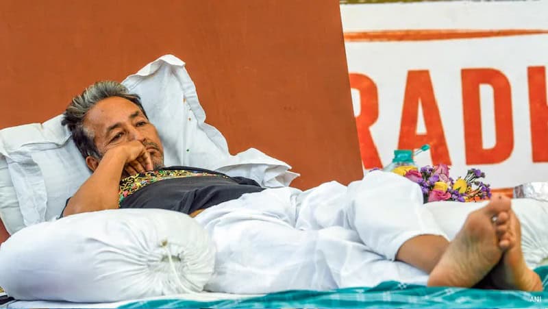 শিক্ষার্থীদের বিরুদ্ধে ব্যবস্থা না নেওয়ার আশ্বাস পেলে অনশন ভাঙবেন সোনম ওয়াংচুক