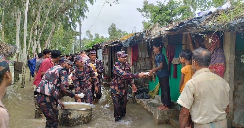 কক্সবাজারের পেকুয়ায় বন্যাদুর্গতদের পাশে বিজিবি | চ্যানেল আই অনলাইন কক্সবাজারের পেকুয়ায় বন্যাদুর্গতদের পাশে বিজিবি | চ্যানেল আই অনলাইন