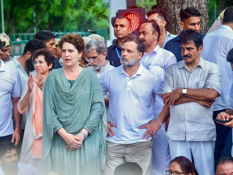 বিক্ষোভ থেকে আটক রাহুল-প্রিয়াঙ্কাকে ছেড়ে দিল দিল্লি পুলিশ