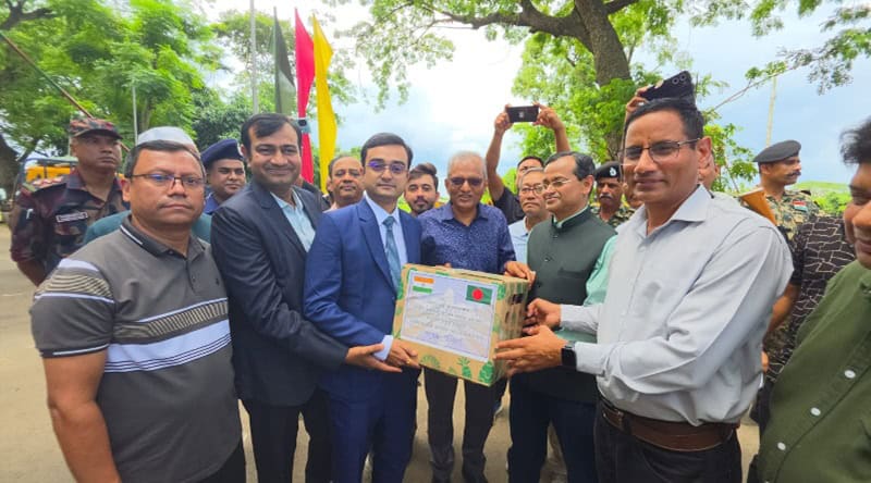প্রধানমন্ত্রীকে ত্রিপুরার মুখ্যমন্ত্রীর আনারস উপহার | চ্যানেল আই অনলাইন প্রধানমন্ত্রীকে ত্রিপুরার মুখ্যমন্ত্রীর আনারস উপহার | চ্যানেল আই অনলাইন