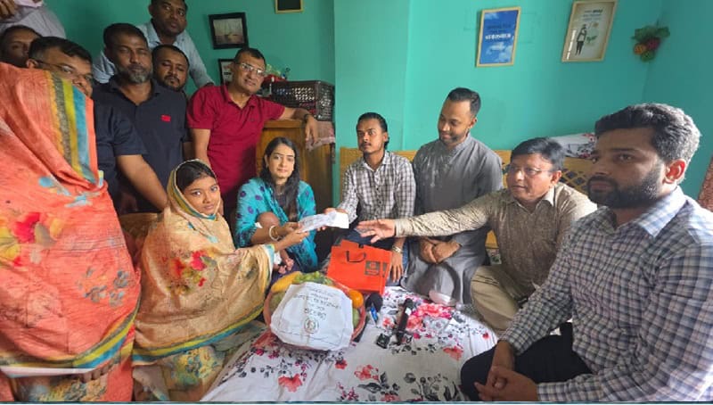 আহত জুলাই যোদ্ধা সুজনের নবজাতক কন্যার জন্য উপহার পাঠালেন প্রধানমন্ত্রী