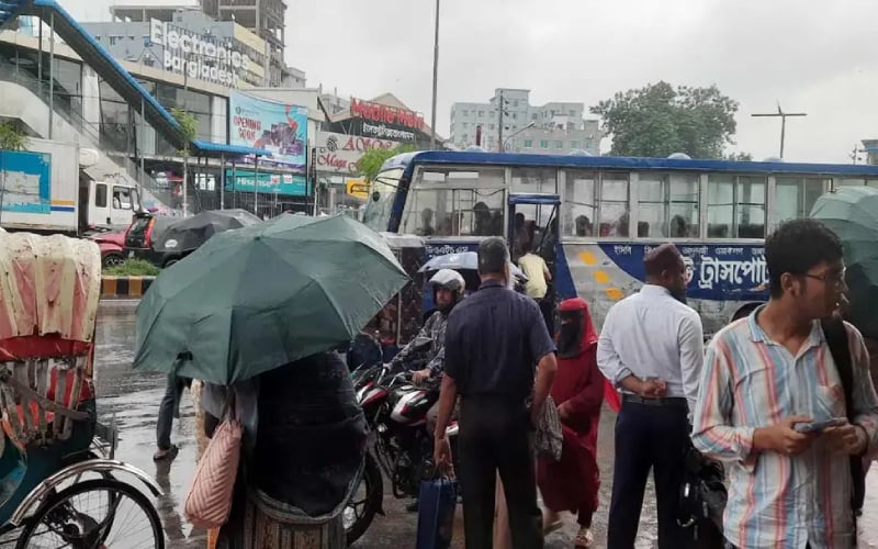 টানা বৃষ্টিতে ঢাকার জনজীবন বিপর্যস্ত, চরম দুর্ভোগে যাত্রীরা