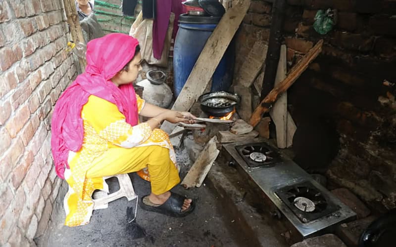 রাজধানীর বিভিন্ন এলাকায় গ্যাসের তীব্র ভোগান্তি