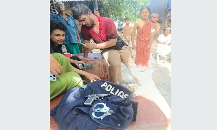হ্যান্ডকাফ ও খেলনা পিস্তলসহ ভুয়া পুলিশ আটক | চ্যানেল আই অনলাইন হ্যান্ডকাফ ও খেলনা পিস্তলসহ ভুয়া পুলিশ আটক | চ্যানেল আই অনলাইন