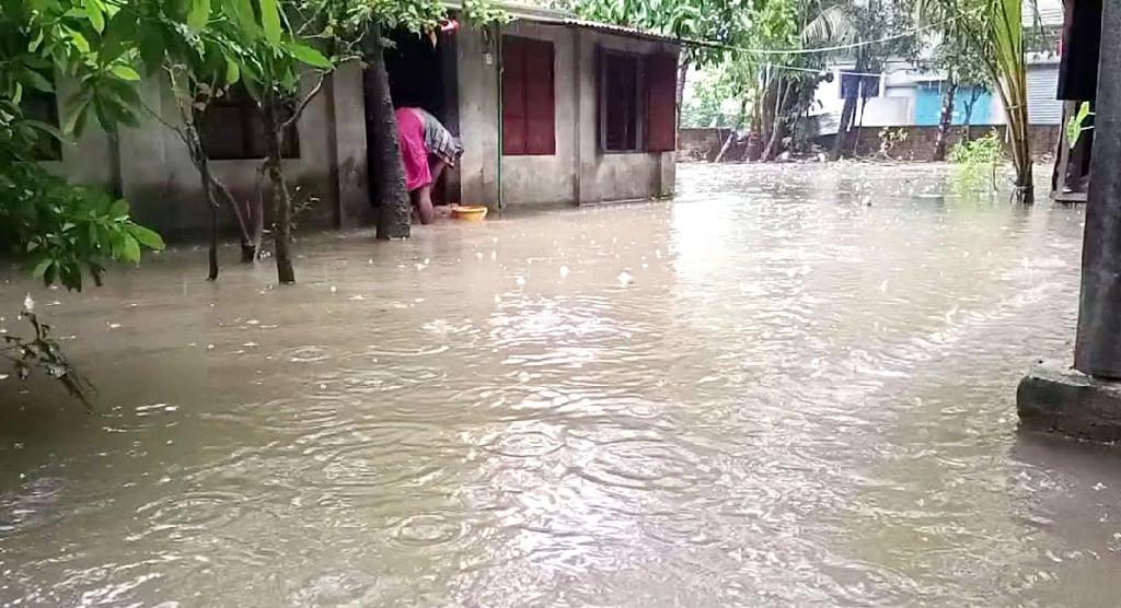 টানা বর্ষণে গোপালগঞ্জে জলাবদ্ধতা, পানিবন্দী বহু মানুষ