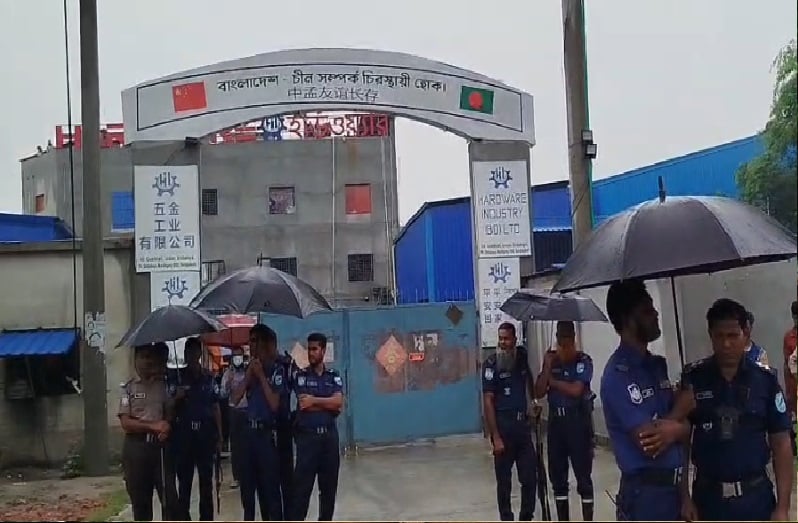 ঢাকা-আরিচা মহাসড়ক অবরোধ করে শ্রমিকদের বিক্ষোভ