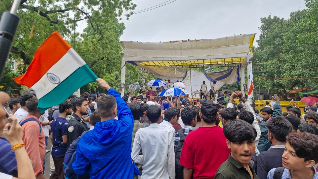 দিল্লিতে চলছে ককরোচ পার্টির বিক্ষোভ, ওয়াংচুকের অনশন অব্যাহত | চ্যানেল আই অনলাইন দিল্লিতে চলছে ককরোচ পার্টির বিক্ষোভ, ওয়াংচুকের অনশন অব্যাহত | চ্যানেল আই অনলাইন