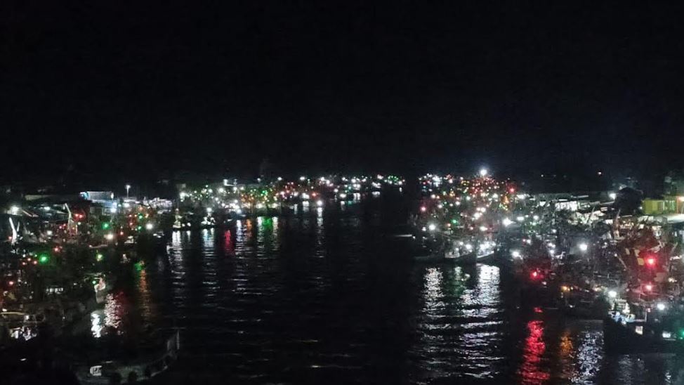 রাত নামলেই আলোর শহর, শিববাড়িয়া নদীতে পর্যটকদের ভিড়