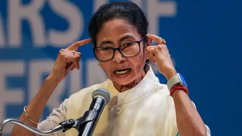 ‘করব, লড়ব, বাঁচব’ স্লোগানে ঘুরে দাঁড়ানোর বার্তা মমতা ব্যানার্জির
