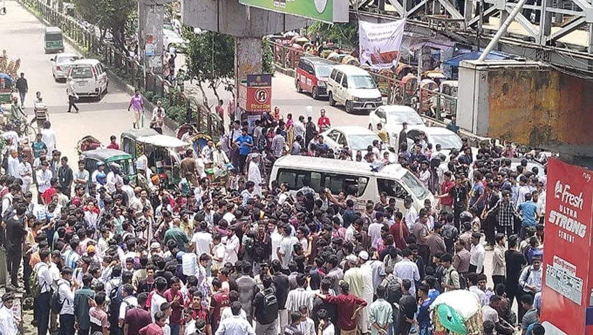 শিক্ষামন্ত্রীর পদত্যাগসহ ৩ দাবিতে রাজধানীর বিভিন্ন স্থানে সড়ক অবরোধ