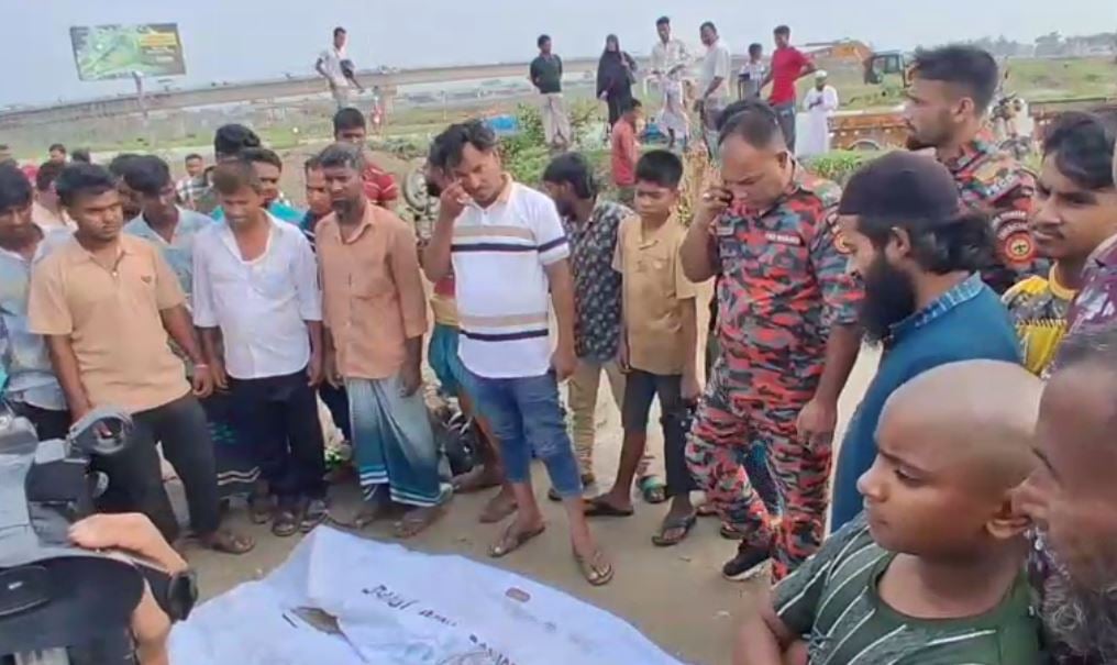 সিরাজগঞ্জে বাসচাপায় মা-ছেলে নিহত | চ্যানেল আই অনলাইন সিরাজগঞ্জে বাসচাপায় মা-ছেলে নিহত | চ্যানেল আই অনলাইন