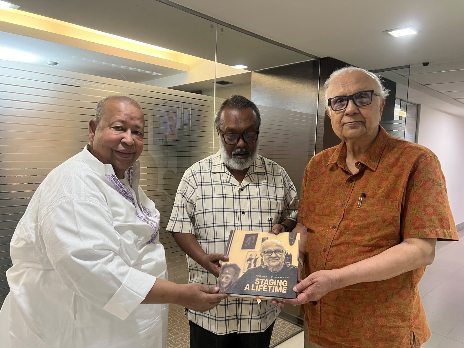 যাঁর জীবন নিয়ে বই, সেই রামেন্দুই বই হাতে হাজির চ্যানেল আইয়ে | চ্যানেল আই অনলাইন যাঁর জীবন নিয়ে বই, সেই রামেন্দুই বই হাতে হাজির চ্যানেল আইয়ে | চ্যানেল আই অনলাইন
