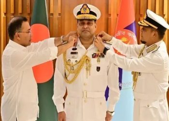 নৌবাহিনী প্রধান খোন্দকার মিসবাহ উল আজীমকে র‍্যাংক ব্যাজ পরিয়ে দিচ্ছেন প্রধানমন্ত্রী, ছবি: সংগৃহীত