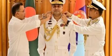 নৌবাহিনী প্রধান খোন্দকার মিসবাহ উল আজীমকে র‍্যাংক ব্যাজ পরিয়ে দিচ্ছেন প্রধানমন্ত্রী, ছবি: সংগৃহীত