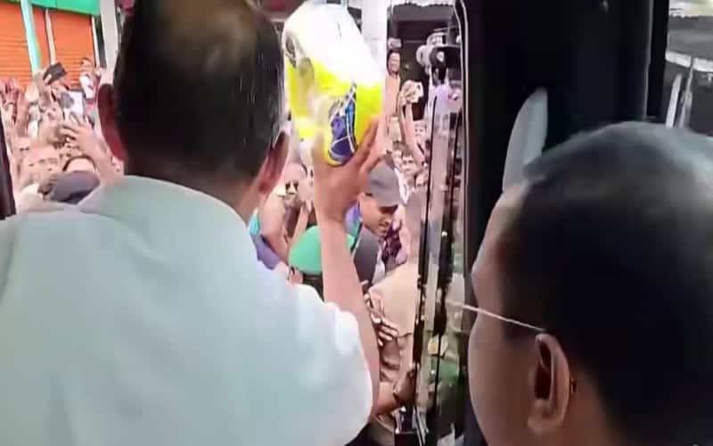 কিশোরগঞ্জ যাওয়ার পথে শিশুদের ক্রীড়া সামগ্রী উপহার দিলেন প্রধানমন্ত্রী